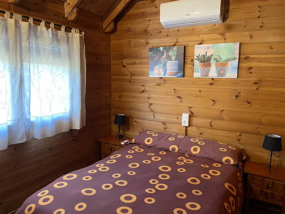 Dormitorio de cama doble (ventana) - Cabaña Bañuelos
