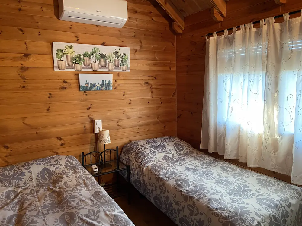 Dormitorio de dos camas (ventana) - Cabaña Bañuelos
