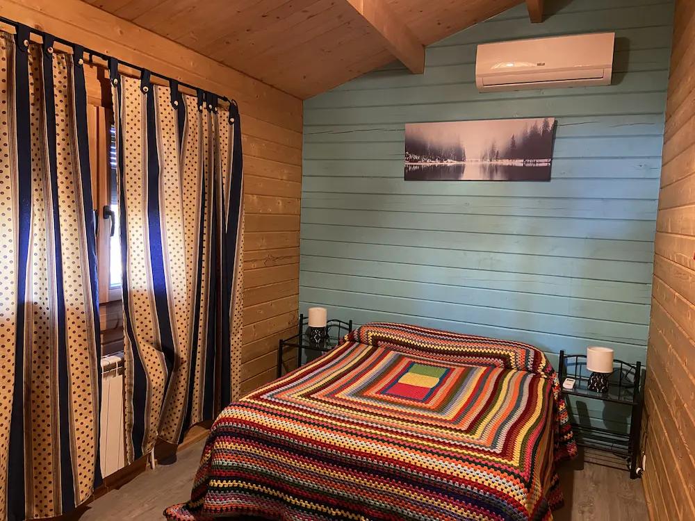 Dormitorio de cama doble (ventana) - Cabaña Guadiana