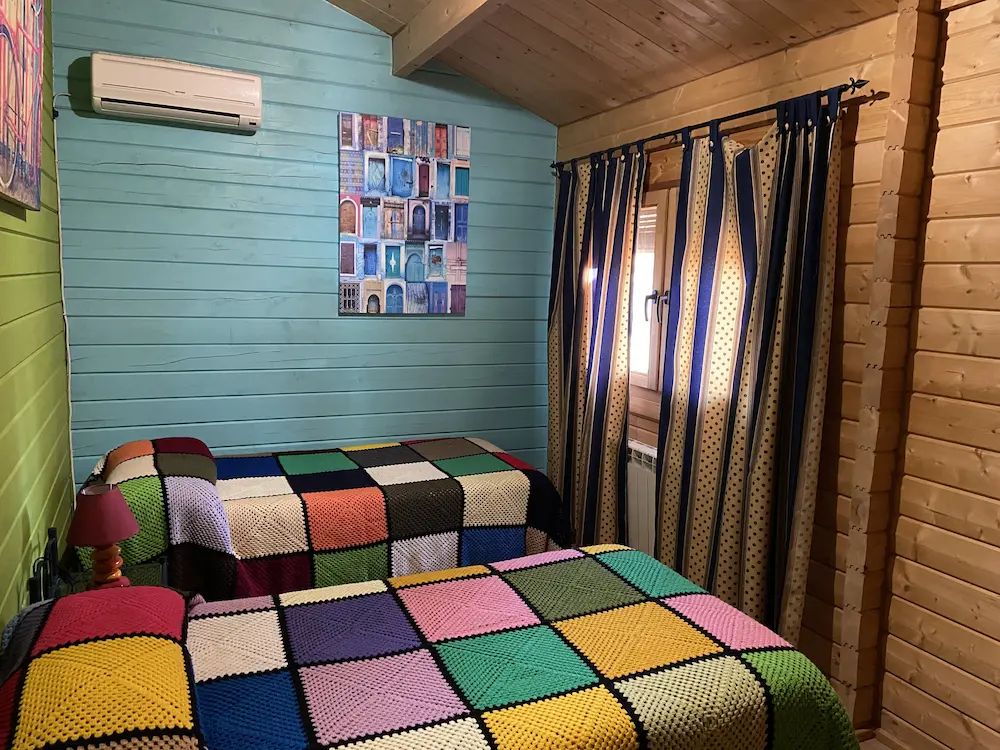 Dormitorio primero de dos camas (ventana) - Cabaña Guadiana