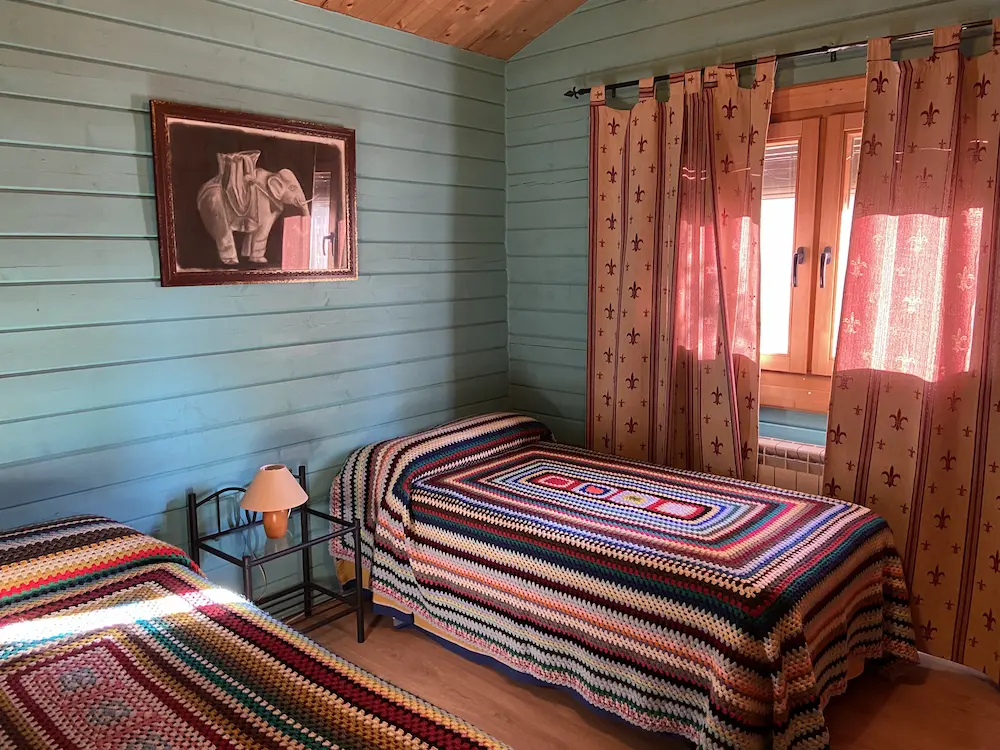 Dormitorio segundo de dos camas (ventana) - Cabaña Guadiana