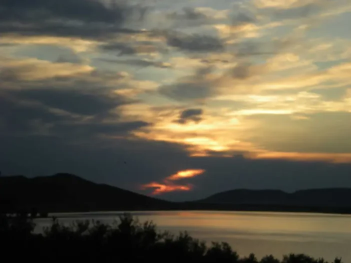 Vista del pantano y atardecer con nubes en Exteriores