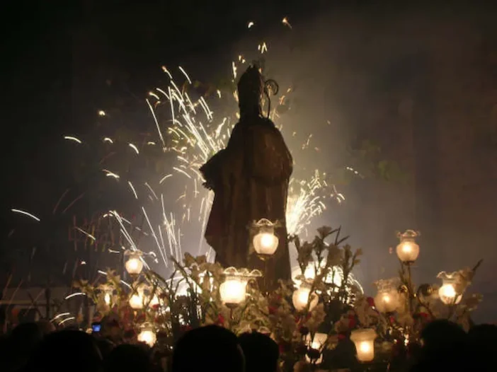 San Agustín entre pólvora durante la procesión