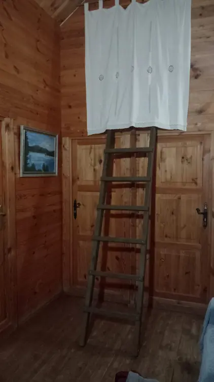 Escalera a buhardilla en Cabaña Becea